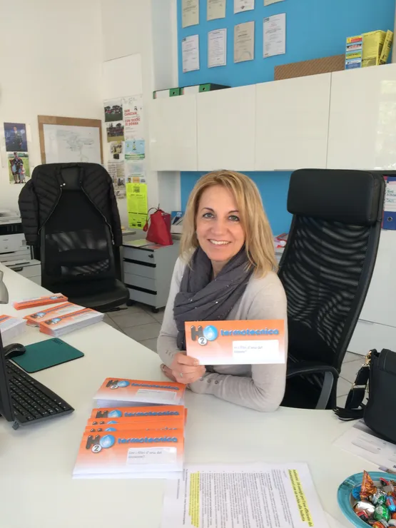 delle scritte pubblicitarie su una vetrina